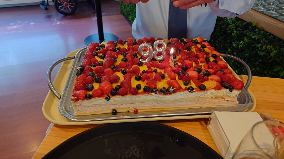 El pasado dia 15  tuvimos el placer de acompañar a Pedro Gomez en su 98 cumpleaños, Felicidades Pedro y que cumplas muchos mas.
pedrogomezmadrid.com/historia/