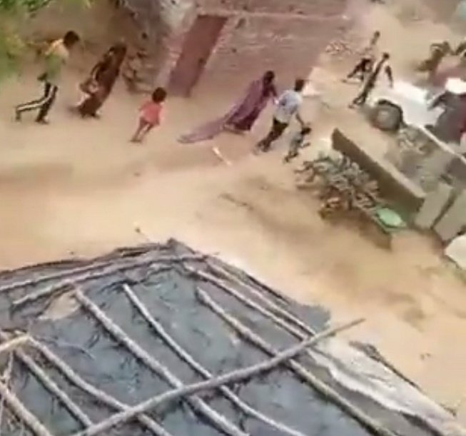 CASTE VIOLENCE 🚨 अपराधी संजय सिंह ने हरिराम पाल की हत्या की. बाद में उसकी 

पत्नी और बच्चे को सरेआम गांव वालों के सामने खींच कर उठा ले गया.

घटना मध्यप्रदेश के छतरपुर जिले की है. वीडियो सोशल मीडिया पर वायरल है.

कानून है, पुलिस है, राज्य में चुनी हुई सरकार है. जिले में DM और SP