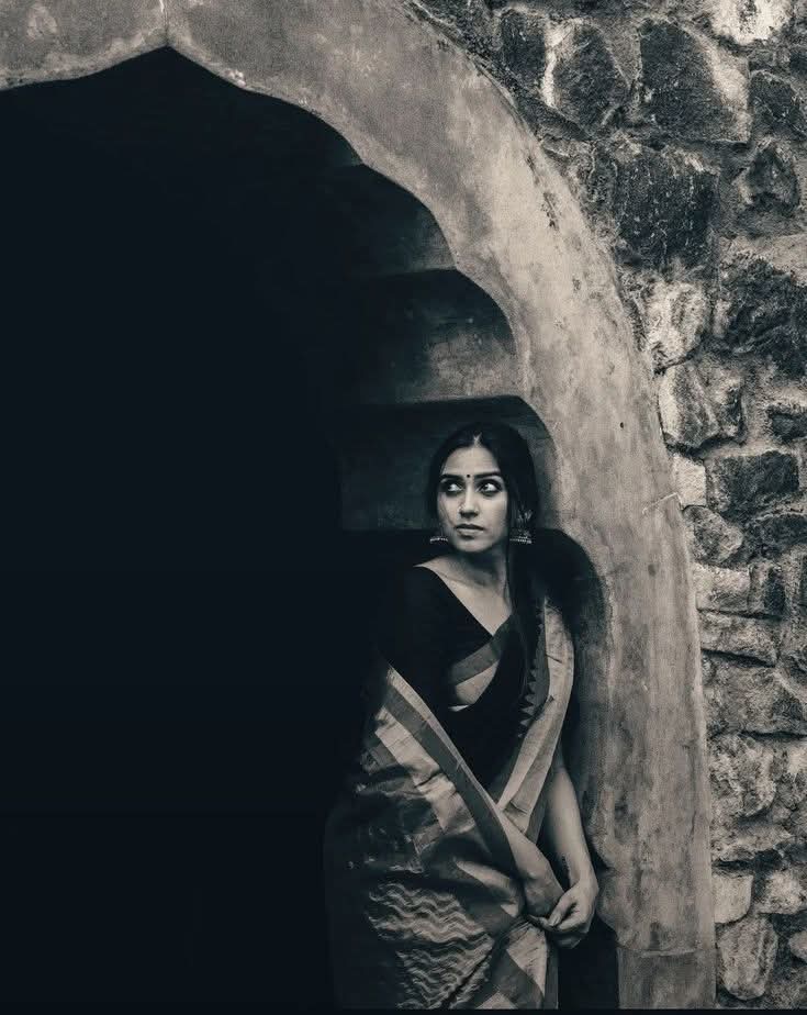 கூப்பிடும் தூரத்தில் 
யாரும் இல்லை
அப்போது தான் 
தோன்றும் பார்க்கிற மனிதர்களின் கண்ணில்
மறைந்தே போக 
வேண்டும் என்று

   - கா ல தா ச பா ர தி