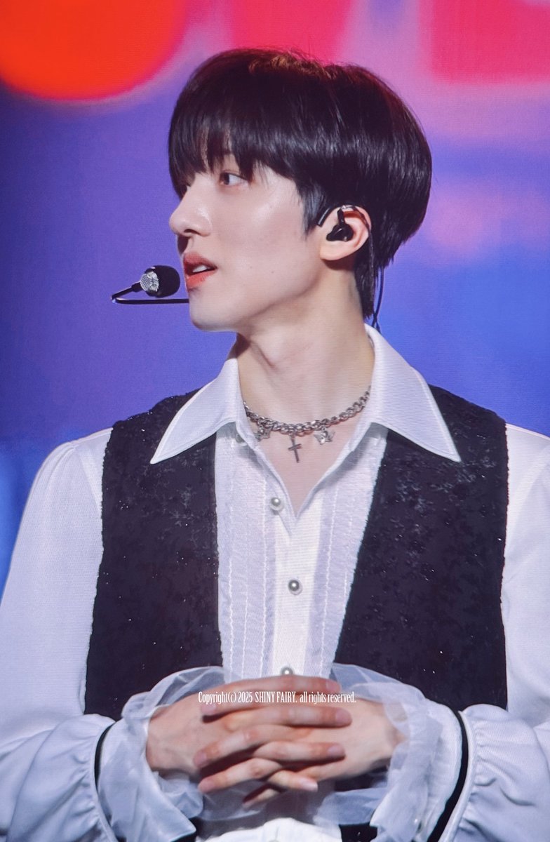 pink____sparkle's tweet photo. 두번째착 십자가초커에 프릴에
진짜 과하고 좋음..🤍🖤 https://t.co/05j43s37iD