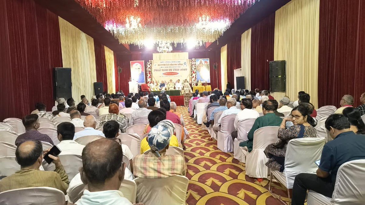 ग्वालियर २१,२२ जून । साहित्य परिषद मध्यभारत प्रान्त का अधिवेशन संपन्न , आनंद यह भी कि प्रांत के सभी सोलह जनपदों से साहित्यकार विद्वान इस अधिवेशन में रहे । प्रांत अध्यक्ष डॉ कुमार संजीव जी , अधिवेशन संयोजक डॉ नुसरत मेहदी , महामंत्री आशुतोष शर्मा सहित सभी कार्यकर्त्ताओ को बधाई