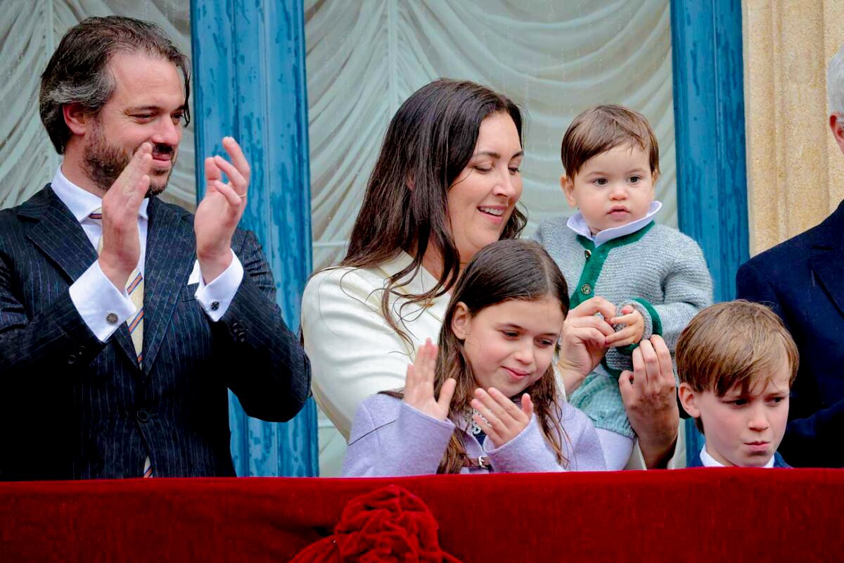 royalchildren_'s tweet photo. #PrinceFelix #PrincessClaire of Luxembourg #PrincessAmalia #PrinceLiam and #PrinceBalthazar of Nassau take part in the procession of the Closing the Octave 2025 celebrations, on the balcony of The Royal Palace in Luxembourg ⛪ -May 25th 2025.
.
📷 : Jean-Claude Ernst/LUXPRESS. https://t.co/rEybcd1Kns