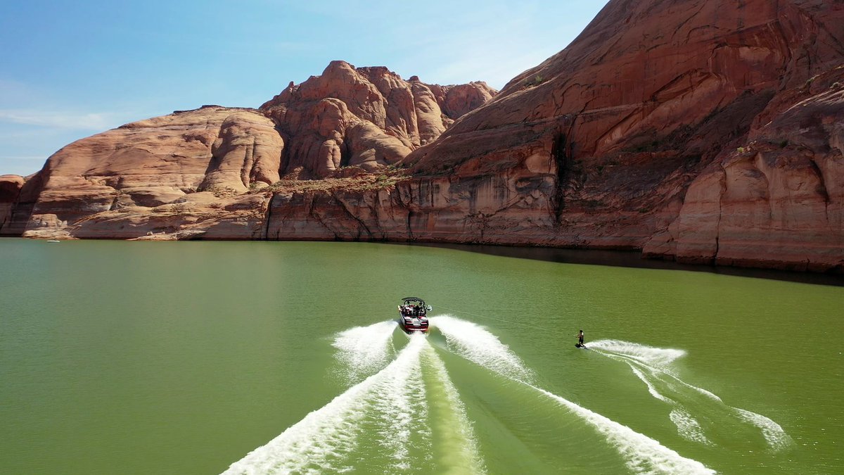 WakeSchool's tweet photo. Lake Powel entre Arizona y Utah, una de las mecas de los wakeboarders, un lugar que veíamos en videos y deseabamos conocer y disfrutar con nuestras tablas. 🏄🏻‍♀️

#wakeschool #lakepowell #lakepowellutah https://t.co/tX8cpKdcU1