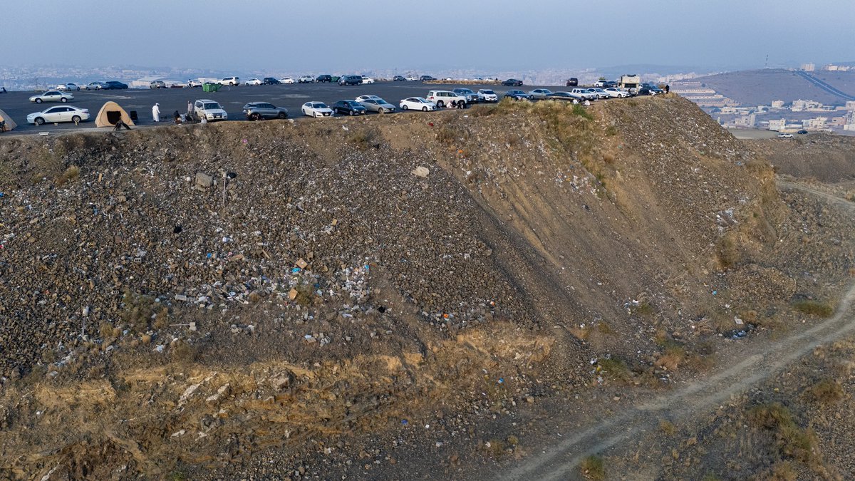 المطلات من مميزات منطقتنا وجمالها مايكتمل الا بنظافتها. المخلفات شوهتها والوصول لها لتنظيفها خطر

يدك بيدنا نخلي عسير انظف واجمل