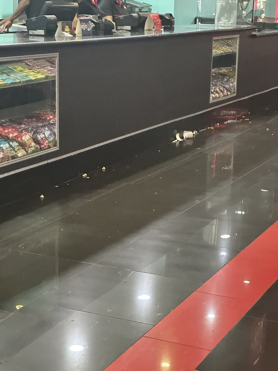 Una tristeza el servicio, la calidad tan baja y las pésimas instalaciones de <a href="/caribbeancine/">Caribbean Cinemas RD</a> en Bávaro. Esta es la cara de el spot más importante del Caribe. Ojalá hagan algo…