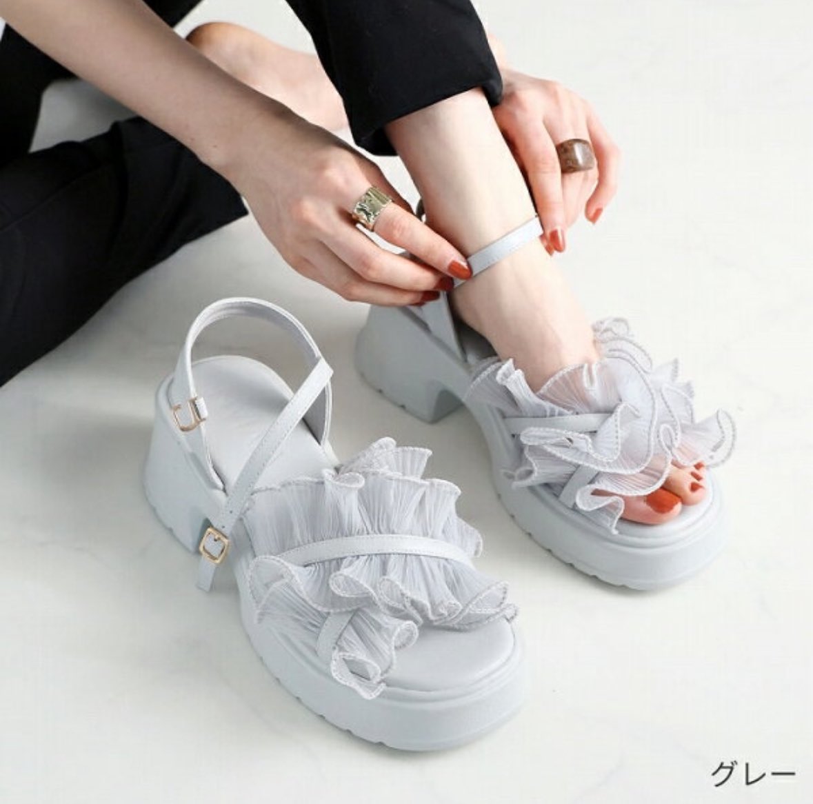 ai_llm_lab's tweet photo. ＼聞いちゃダメって思ったけど、可愛すぎて聞いちゃった👡☁️／

友達のサンダルがあまりにもRANDAっぽくて
「それどこの!?いくらなの」って聞いたら、まさかの3,980円でびっくり🫣
フリルも厚底も上品で、しかもふわっふわで履きやすいって…神やん。
誰か私にプレゼントして？💕
#RANDA#高見えギフト #3980円#女友達ギフト
