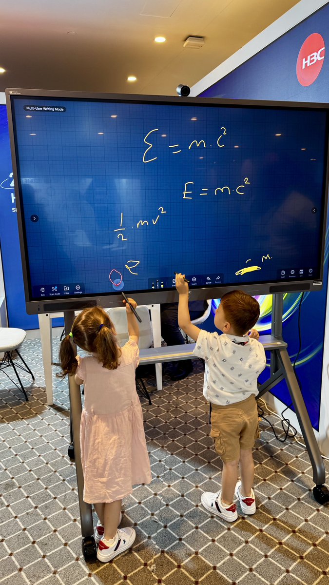 📍Türkiye Eğitim Teknolojileri Zirvesi’ne ailecek katıldık.
Yapay zekâ ve dijital eğitim modelleriyle tanışmak, çocuklarımın merakıyla birleşince umut ve heyecan dolu bir gün yaşadık.
17 ülkeden üst düzey katılım ve İstanbul’da bu gurur! 🇹🇷✨
#EdTech2025
#YapayZeka #tcmeb #TETZ