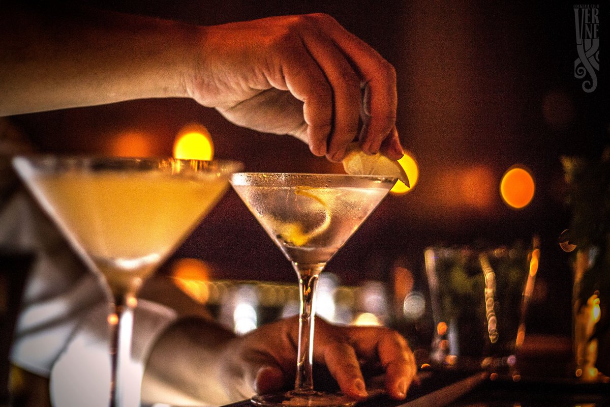 Si se va el mundo al carajo con la guerra y eso no puedo hacer nada, pero el próximo martes es #martesmartini venís a <a href="/Verneclub/">Verne Cocktail Club</a> y te hago un rico dry martini bien frio a precio mas barato que una cerveza.

No va a cambiar la geopolítica pero te va dar un mimo al alma.