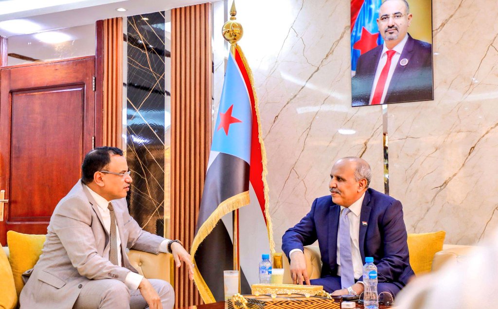 الكثيري يطّلع على أبرز المشاريع الاستراتيجية في قطاعي الزراعة والري وخطط الأمن الغذائي

الأحد ٢٢ يونيو ٢٠٢٥

التقى الأستاذ علي عبدالله الكثيري، القائم بأعمال رئيس المجلس الانتقالي الجنوبي، رئيس الجمعية الوطنية، اليوم الأحد، باللواء سالم عبدالله السقطري، وزير الزراعة والري والثروة