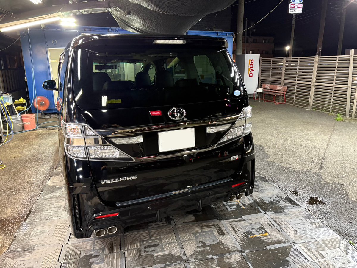chopper_sensha's tweet photo. ヴェルファイア
　今年の梅雨はあるのかないのかよく分からない。ボディーメンテの依頼もいつもより一足早いような。このヴェルファイアも真夏の日差しでより輝きますように✨黒は夜の光り方がまた良い😌
#ヴェルファイア
#ザイモール https://t.co/PiXOhoaBNE