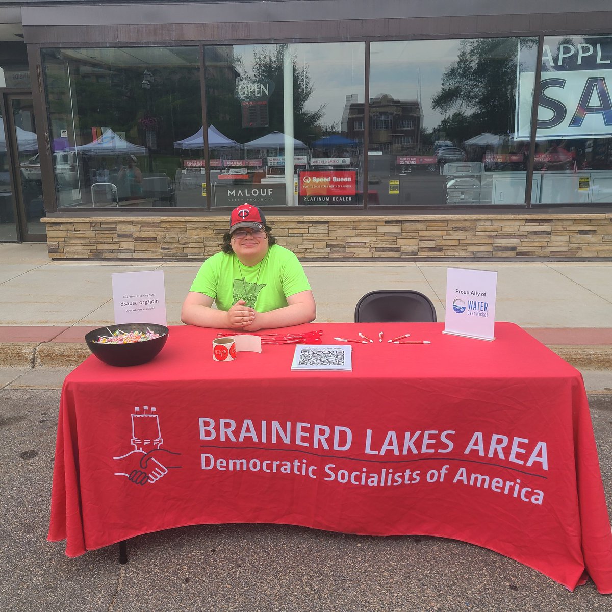 BrainerdMNDSA's tweet photo. We're here at Itasca Pride talking with folks. If you're in the area, feel free to stop by, grab some candy, and chat with us about the future of democratic socialism in Central MN and beyond! https://t.co/3zsjEDC7Dt