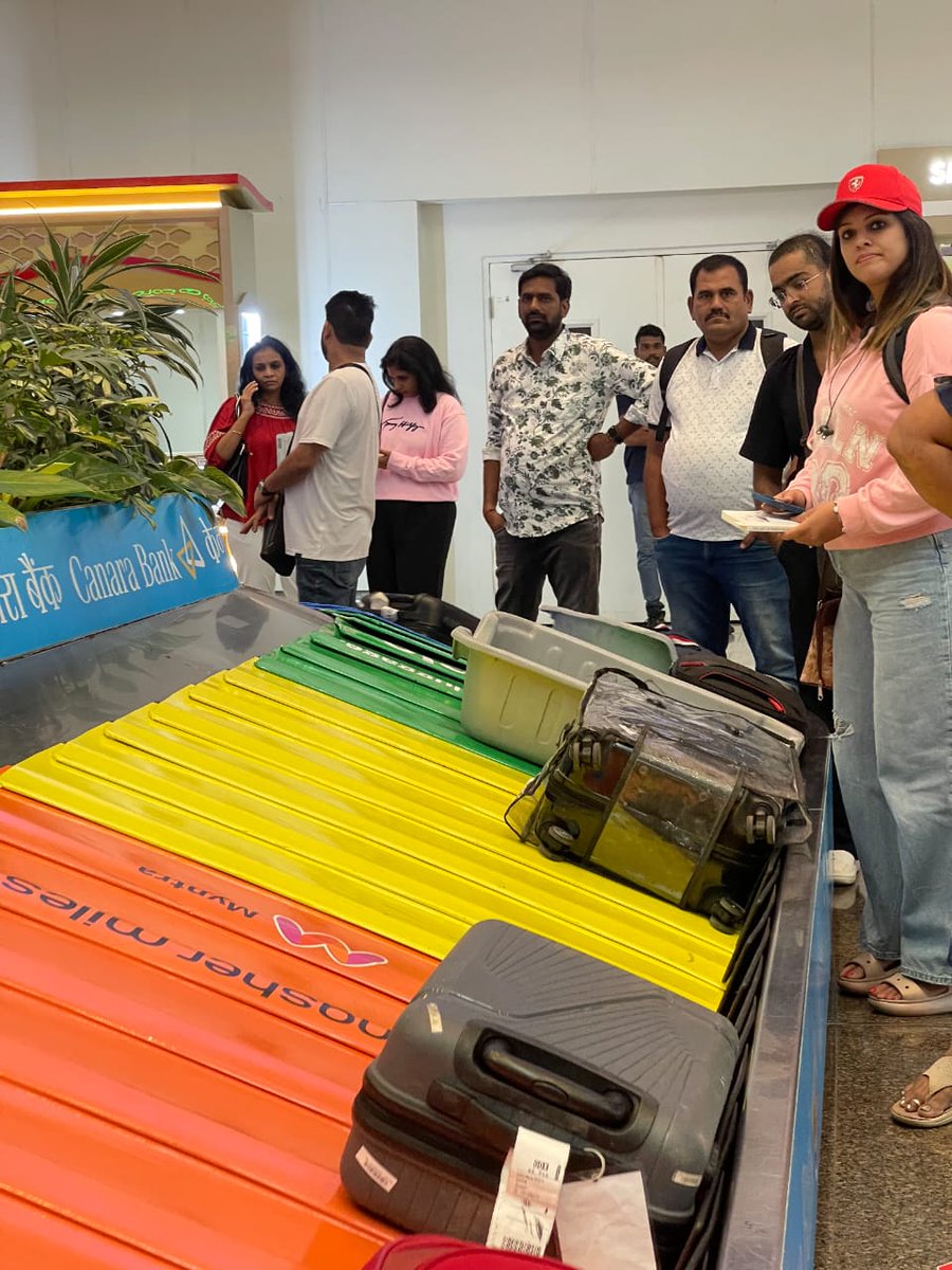mannkaurr1's tweet photo. that moment when your luggage gets a better entrance than you 💁🏽‍♀️🌈 shoutout myntra &amp; nasher miles
#ShowYourPride #MyntraNasherMiles https://t.co/IcC6Ljpf9L