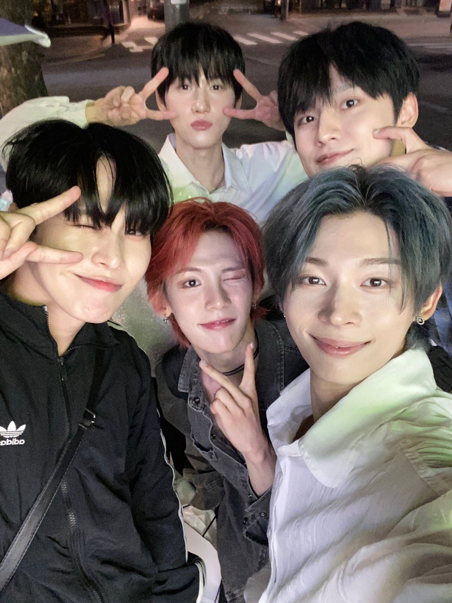 XD_officialKR's tweet photo. [#XD]
엑스디는 그리니 만나고 연습까지 완료🤩 오늘도 고생 많았어요!!

#XD #엑스디 
#DOHA  #도하 
#SHUN #슌
#BAO #바오 
#JAEMIN #재민
#UO #유오 https://t.co/gh7D5LKoj1