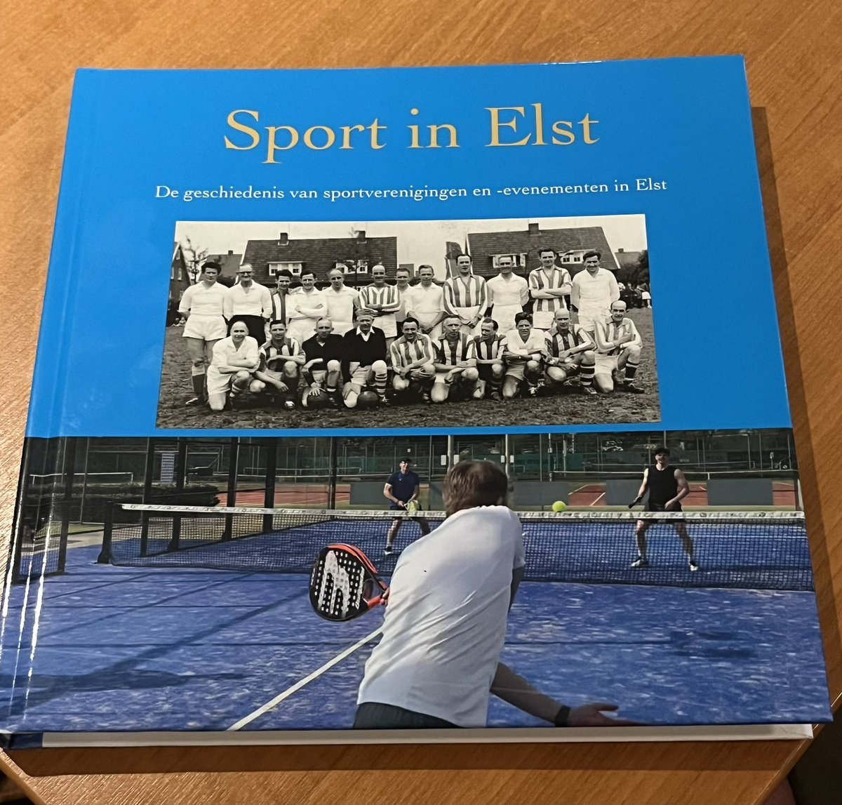 De boekpresentatie “Sport in Elst” i/h clubhuis van #SVSpero bijgewoond waar wethouder #Sport Wijnte Hol het eerste exemplaar kreeg uitgereikt📘 Vanuit Historische Vereniging Marithaime is met 5 schrijvers het boek geschreven. Eén beschrijving van alle sportverenigingen in #Elst