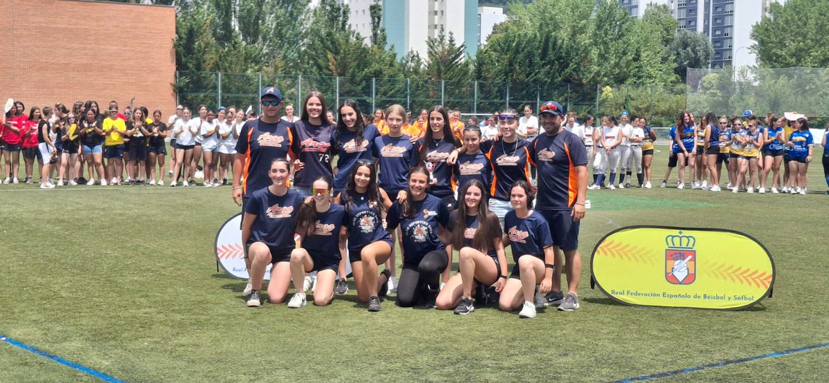 El equipo navarro, Izaga , dirigido por Rafael Llames, gana de nuevo el Campeonato de España de Sófbol sub-18. ¡Enhorabuena campeonas! ❤️

Además, Claudia Alonso de Izaga ha sido nombrada mejor lanzadora del torneo.

CD Arga finalizó en 11° posición.