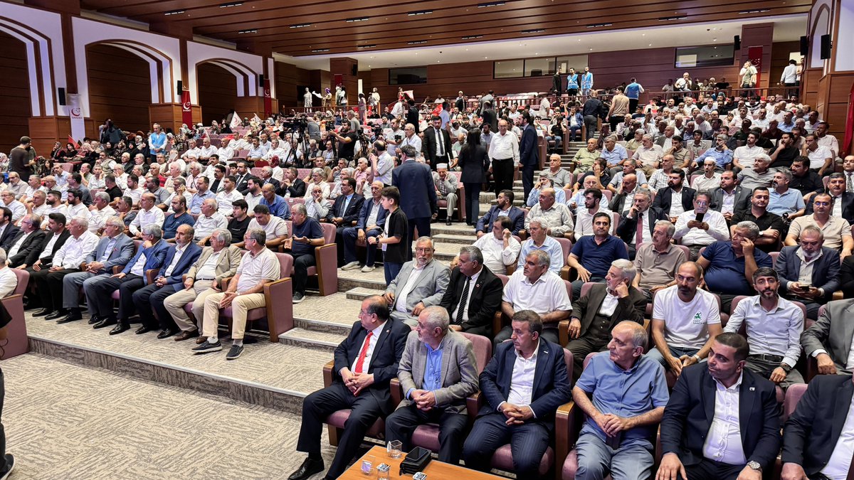 Saadet Partisi 8. Olağan Diyarbakır İl Kongresi’ne katılan İl Başkanımız Zeynul Abidin Gülsever, yeniden il başkanlığına seçilen Abdurrahman Ergin’i tebrik ederek, yeni görev döneminde başarılar diledi.