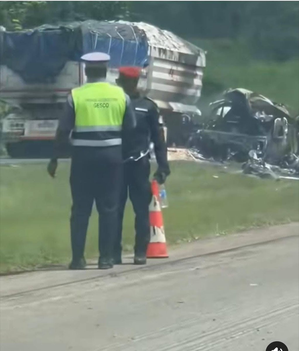 GbairaiMagazine's tweet photo. Accident sur l’autoroute au PK 55, sens Abidjan-Yamoussoukro, collision entre un camion et un car de transport suite au mauvais dépassement du car, ce dimanche 22 juin 2025
Bilan provisoire : 2 morts et plusieurs blessés graves 

🔴 Vigilance sur les routes ! https://t.co/DRAOYsRK5u