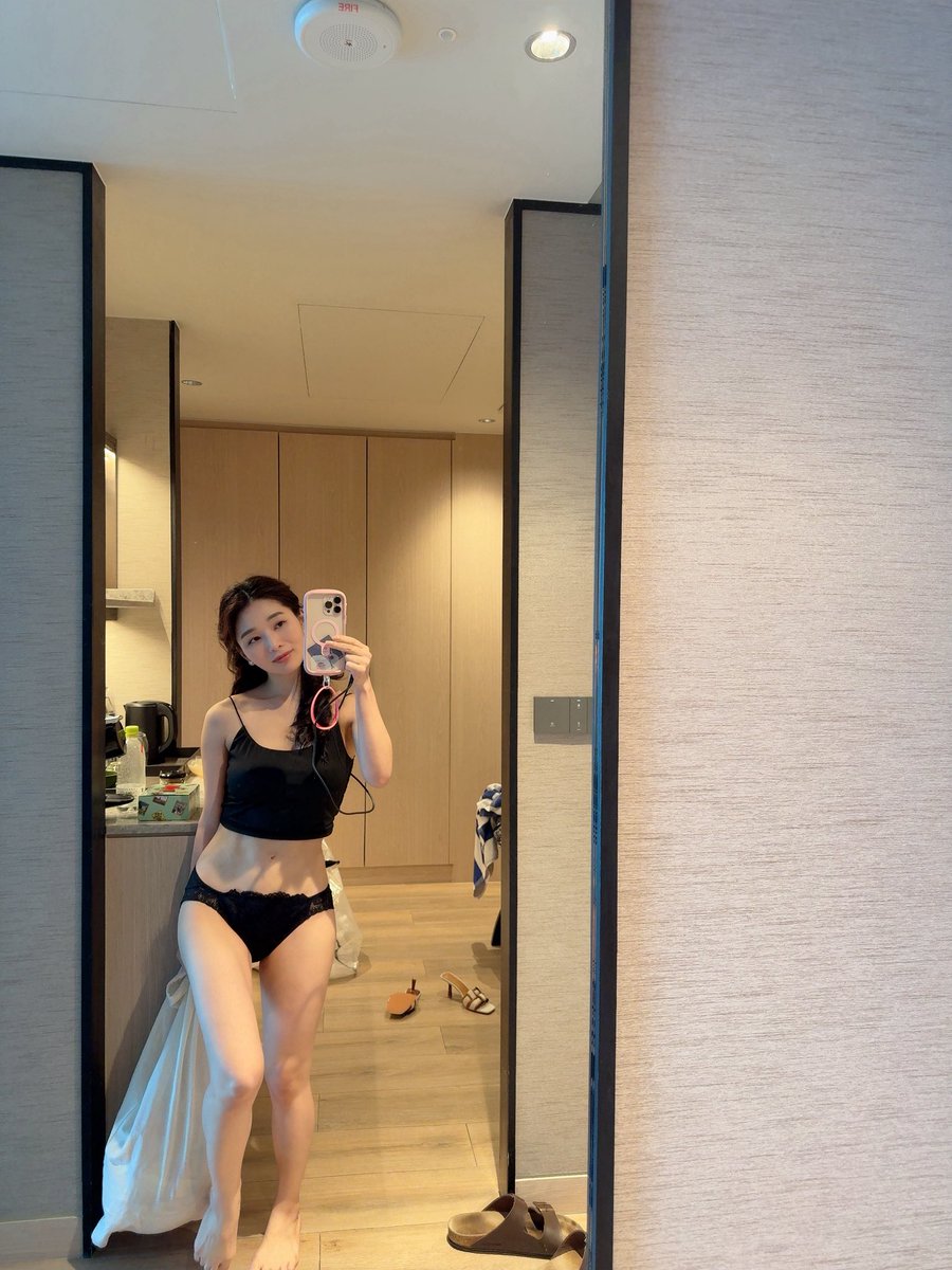 Taking pictures with <a href="/artprovocative/">KARL CLIFFORD</a> 📸