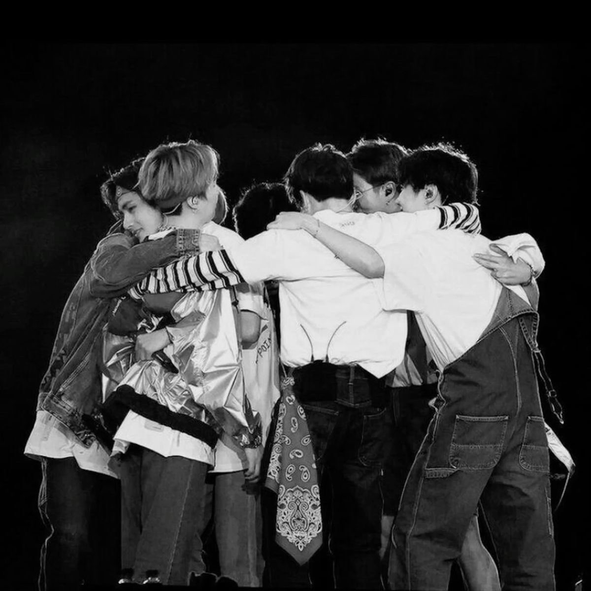 btsarmycol_'s tweet photo. 💜 Reflexión para ARMY 💜

Sabemos que la emoción tras el regreso de nuestros chicos del servicio militar es enorme. Después de tanto esperar, es natural que queramos ver contenido grupal, interacciones OT7 y señales de su unión. Pero quiero invitarte a respirar un momento y mirar con más calma y empatía lo que está pasando.

Algunos comentarios que circulan últimamente, cuestionando la falta de publicaciones grupales o insinuando distancias entre ellos, no solo son apresurados, sino también injustos. Yoongi acaba de salir el 21 de junio. Apenas estamos dando el primer paso de esta nueva etapa. ¿De verdad vamos a exigir que se muestren como grupo cuando ni siquiera han tenido tiempo real para reencontrarse plenamente?

BTS ha demostrado durante más de una década que lo que los une va mucho más allá de las redes sociales o los tiempos de las promociones. Su amistad, su amor y su apoyo mutuo no tienen que ser probados cada semana para que sean reales. No alimentemos ideas innecesarias ni presiones que solo restan a lo que debería ser un momento de celebración.

Este es el renacer de una nueva era. En lugar de angustiarnos por lo que aún no ha pasado, abracemos este momento. Disfrutemos el silencio también, porque muchas veces, en ese silencio, los sueños se están gestando.

Confiemos en ellos, como ellos siempre han confiado en nosotros.
Cuando tenga que llegar lo grupal, lo OT7, lo grande… llegará. Y créanme, cuando llegue, será hermoso. 🌟

#BTS_IS_HOME @BTS_twt