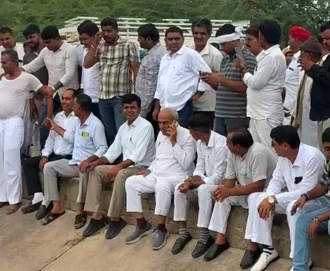 हारा हुआ बंदा फिर भी जीता हुआ लगता है दिल से 
पुर्व राज्य मंत्री सुखराम बिश्नोई की तस्वीर ‍ फिर भी संघर्ष को सलाम है सुख दुख का साथी 
सुखराम बिश्नोई सांचौर 
<a href="/MlaSanchore/">सुखराम बिश्नोई</a> <a href="/ladubishnoi18/">लाडू बिश्नोई </a>