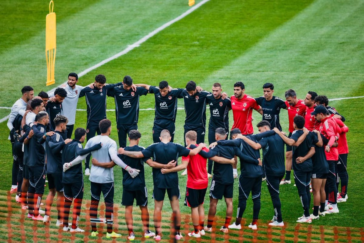 ازعل منكم نعم اكرهكم لا اعتب عليكم وانتقدمكم نعم ولكن لا اسمح ل احد التقليل منكم انتم افضل لاعبي القارة ف قاتلو من أجل الفرصة حتي لو ضاعت لا قدر الله قاتلو من أجل التاريخ حتي لا نخرج من دون أي مكسب كونو رجالة ف الموعد ابذل كل جهد ولا تبخل بنقطة عرق والتوفيق من عند الله