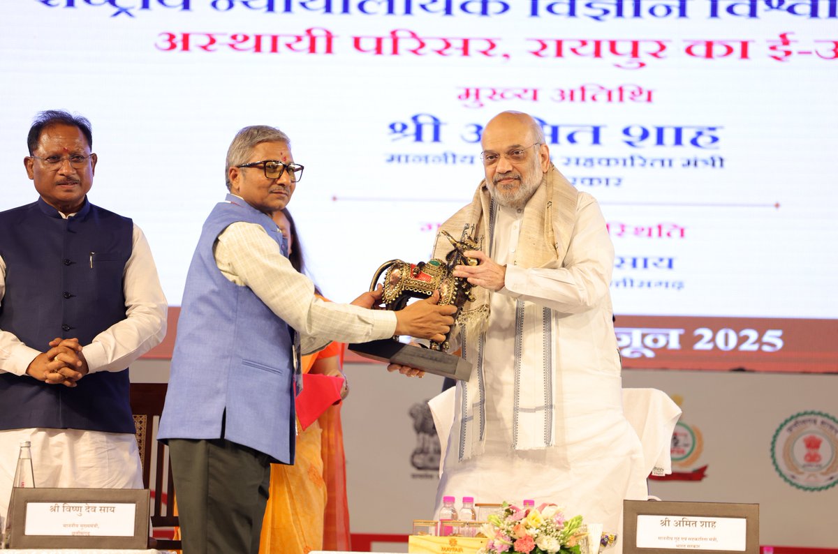 AmitShah's tweet image. मोदी सरकार न्याय प्रणाली में कन्विक्शन रेट बढ़ाने के लिए देशभर में फॉरेंसिक यूनिवर्सिटी और लैब्स का एक विशाल नेटवर्क बना रही है। इस दिशा में अब तक NFSU के 7 परिसर स्थापित हो चुके हैं और 9 की स्थापना को स्वीकृति भी दी जा चुकी है।

आज छत्तीसगढ़ के रायपुर में नेशनल फॉरेंसिक साइंस…