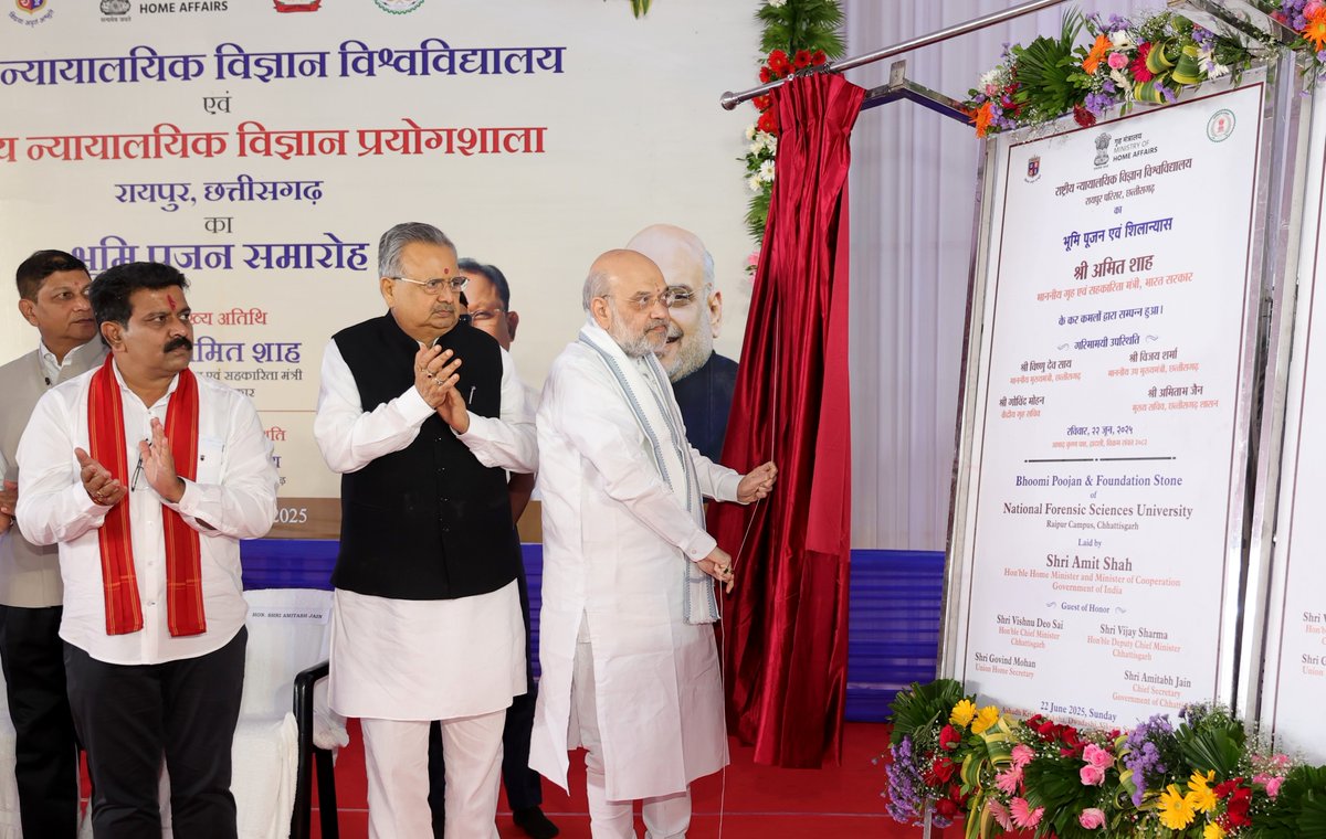 AmitShah's tweet image. मोदी सरकार न्याय प्रणाली में कन्विक्शन रेट बढ़ाने के लिए देशभर में फॉरेंसिक यूनिवर्सिटी और लैब्स का एक विशाल नेटवर्क बना रही है। इस दिशा में अब तक NFSU के 7 परिसर स्थापित हो चुके हैं और 9 की स्थापना को स्वीकृति भी दी जा चुकी है।

आज छत्तीसगढ़ के रायपुर में नेशनल फॉरेंसिक साइंस…