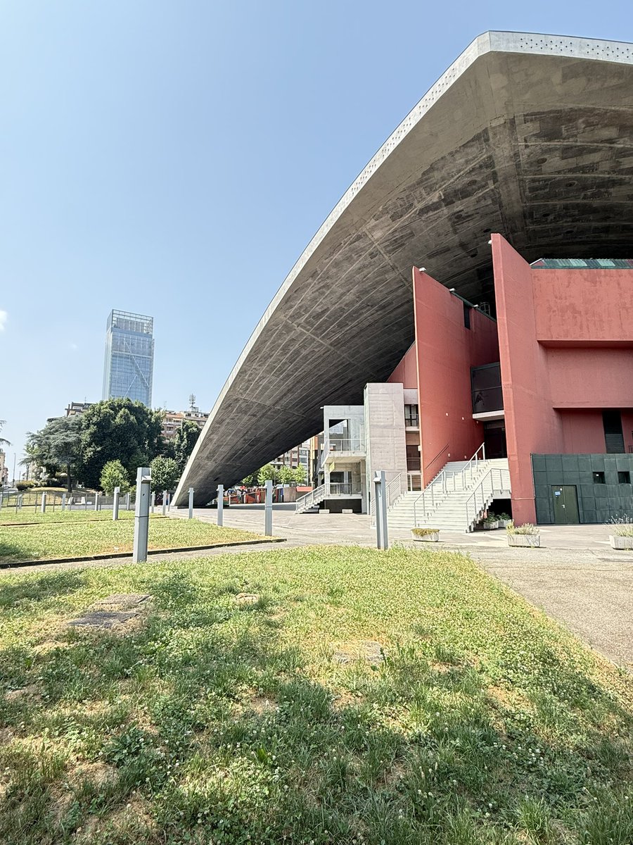 ミラノから40分、以前から見たかったカサ・デル・ファッシｮとサンテリーニの記念塔があるコモ湖へも行った。。トリノではルイジ・ネルビィの作品を見た、20世紀初めのコンクリート建築は今よりずっと挑戦的で面白い。