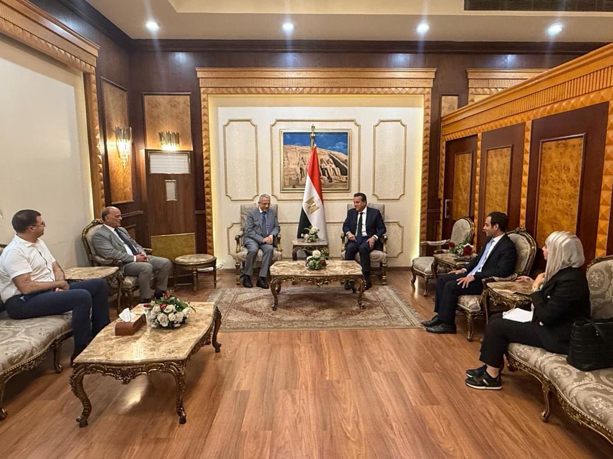 في زيارة تستهدف تعزير التعاون بين مصر وتونس بمجالات الصحة.. 

الدكتور خالد عبدالغفار يستقبل وزير الصحة التونسي بمطار القاهرة الدولي