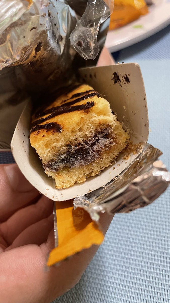 karijchoi's tweet photo. @Bauducco está de parabéns. 
Não é primeira vez q acontece isso, e continua.. 
falei q não ia comprar nunca mais, e vai lá comprar de novo. 
Tudo mofado, parece teia de aranha dentro. 
Odeio quando acontece isso. https://t.co/4hTFE5j19I