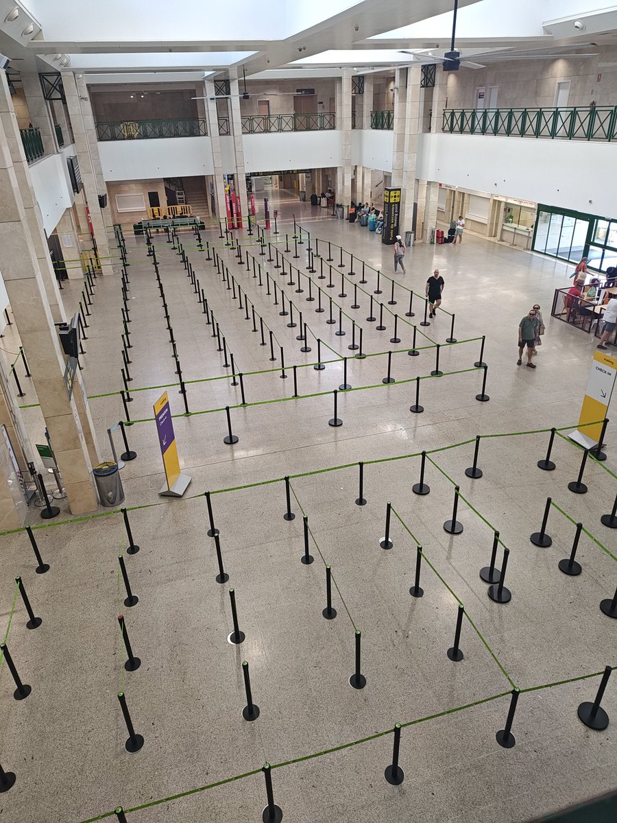 juanka_twitte's tweet photo. @Jerez_airport Buenas tardes, alguien sabría decirme por qué quitaron casi todos los bancos para sentarse en el aeropuerto? https://t.co/svbEhZsUm2