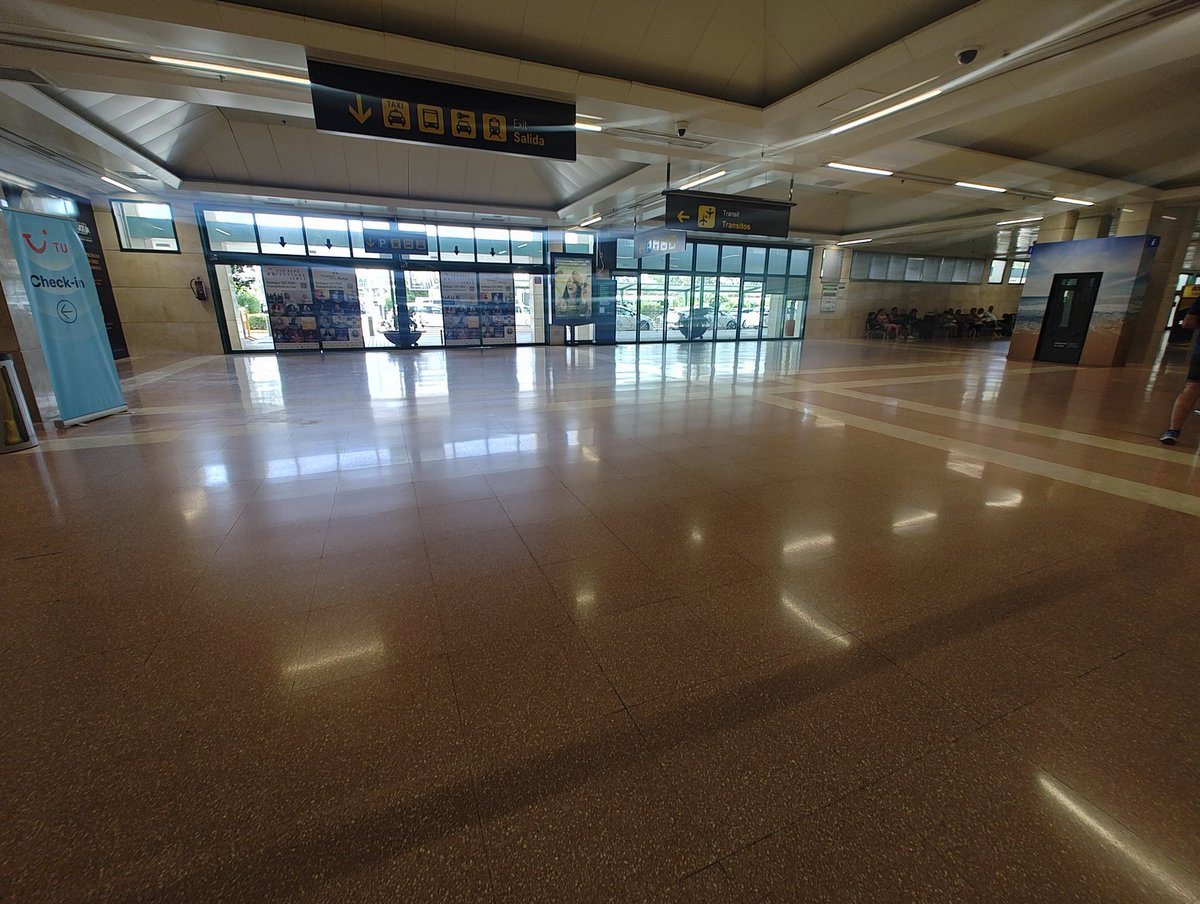 juanka_twitte's tweet photo. @Jerez_airport Buenas tardes, alguien sabría decirme por qué quitaron casi todos los bancos para sentarse en el aeropuerto? https://t.co/svbEhZsUm2