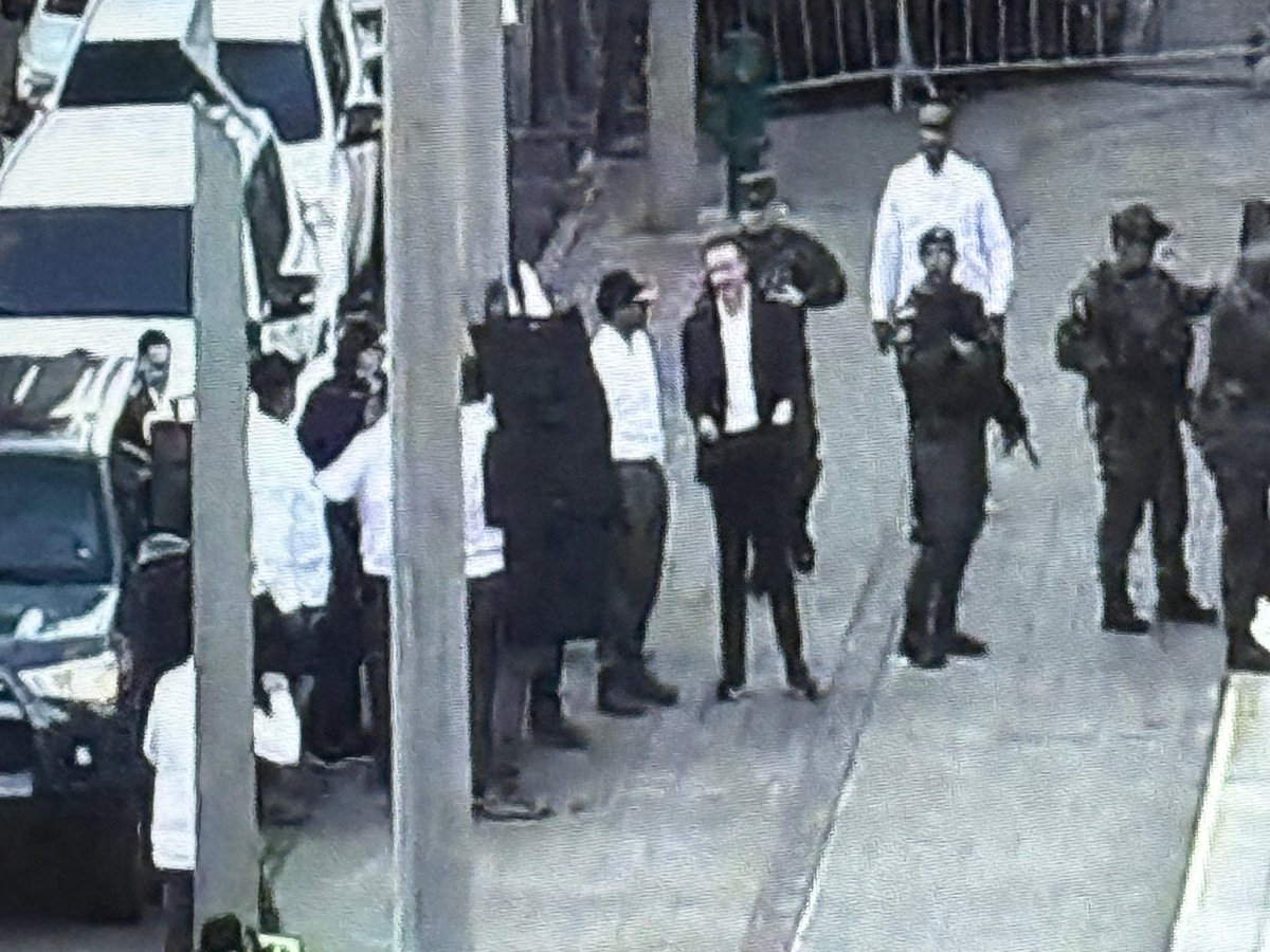 Andrés Hernández Ramírez (@andrescamilohr) on Twitter photo Las cámaras de la policía nacional ayer en Medellín, fueron usadas para seguir los movimientos del presidente <a href="/petrogustavo/">Gustavo Petro</a> y de con quien hablaba a su llegada a la Aloujarra, imágenes que fueron entregadas a opositores con el fin no de cuidar al mandatario, sino de generar Las cámaras de la policía nacional ayer en Medellín, fueron usadas para seguir los movimientos del presidente <a href="/petrogustavo/">Gustavo Petro</a> y de con quien hablaba a su llegada a la Aloujarra, imágenes que fueron entregadas a opositores con el fin no de cuidar al mandatario, sino de generar