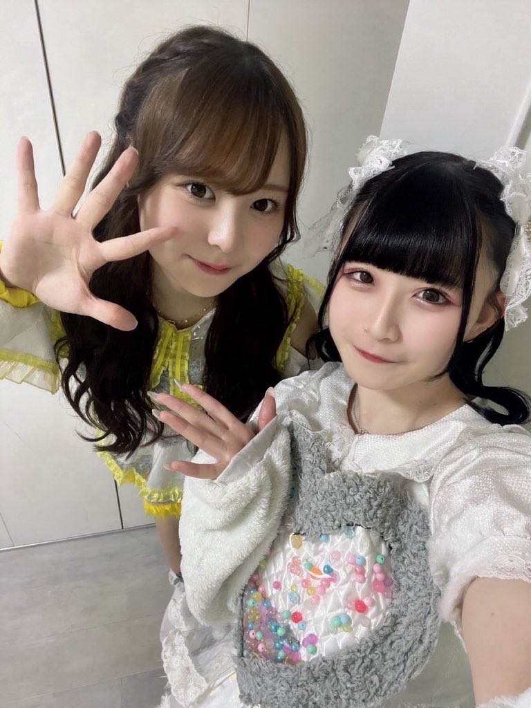 ましろ卒業ライブありがとでした🐰💛

ましろとはシンメのところも多々あってライブ中に目があってにこにこしたりするのなくなるのかあって思うとさみしいです🥲🥲いちねんとすこし、一緒に活動してくれてありがとう❣️おつかれさまでした！
こころちゃん推したちも集合してくれてありがと🫶🏻✨