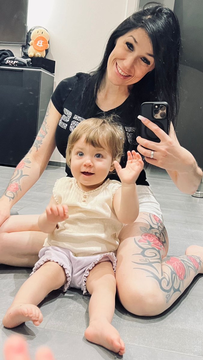 JustMeli_YT's tweet photo. 💕 Familienzeit auf höchstem Niveau! 🍼✨ Heute mal ein entspannter Moment mit meinem kleinen Sonnenschein. 💖 Die Liebe und das Lachen dieser kleinen Person machen jeden Tag besonders. 🌸 #Familie #Elternsein #Liebe #Babyzeit #ZusammenStark https://t.co/VSOcRQp3zK