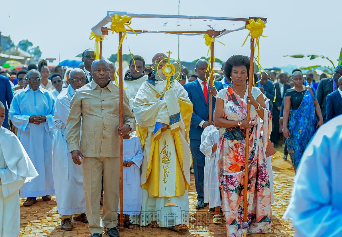 GeneralNeva's tweet image. Kugendanira Isakaramentu, binyibutsa Umwami Dawudi agendanira Isandugu ry'Imana.
Umusi mukuru mwiza w’Isakaramentu Ryeranda ku ba Kristu bose!