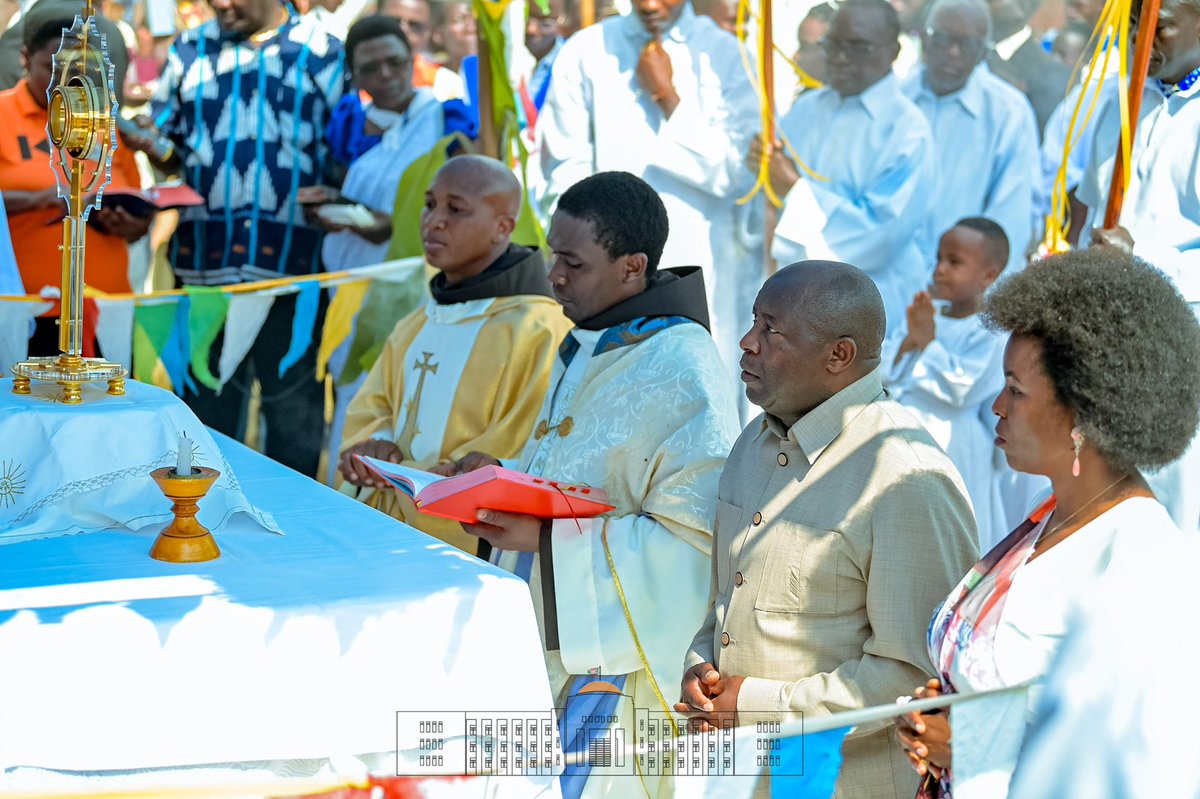GeneralNeva's tweet image. Kugendanira Isakaramentu, binyibutsa Umwami Dawudi agendanira Isandugu ry'Imana.
Umusi mukuru mwiza w’Isakaramentu Ryeranda ku ba Kristu bose!