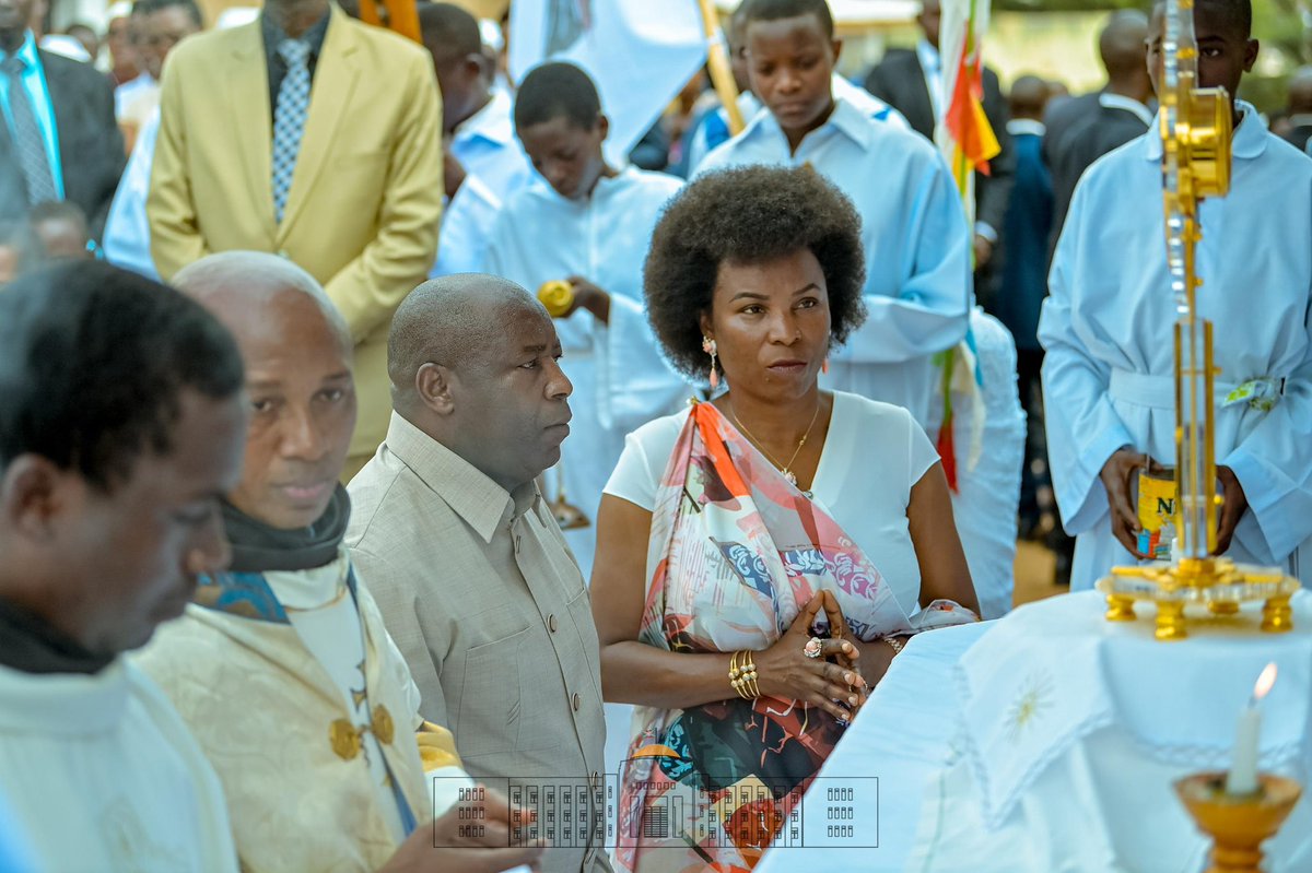 GeneralNeva's tweet image. Kugendanira Isakaramentu, binyibutsa Umwami Dawudi agendanira Isandugu ry'Imana.
Umusi mukuru mwiza w’Isakaramentu Ryeranda ku ba Kristu bose!