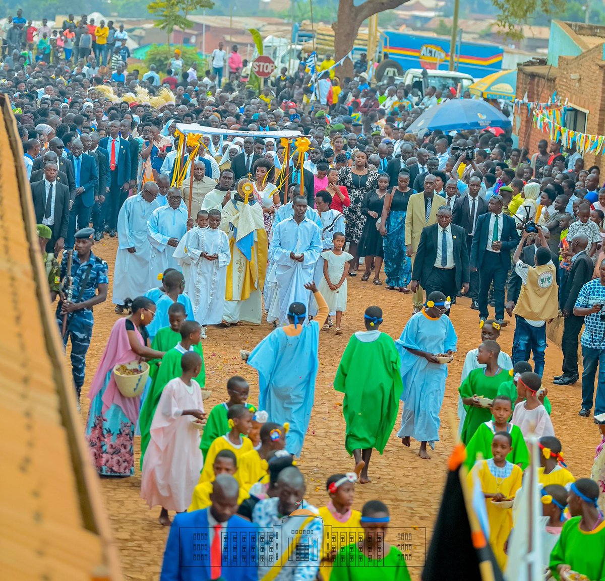 GeneralNeva's tweet image. Kugendanira Isakaramentu, binyibutsa Umwami Dawudi agendanira Isandugu ry'Imana.
Umusi mukuru mwiza w’Isakaramentu Ryeranda ku ba Kristu bose!