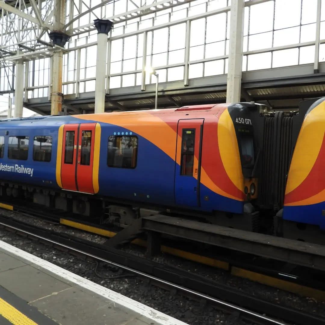 DanSpotter86's tweet image. Heres a Throwback shot of @SW_Help Class 450071+012 taken years ago but now Nationalised under #GreatBritishRailways seen at London Waterloo Station on 15/02/22. #Class450 #Swr #Greatbritishrailways #Railwaynationlisation #London #Waterloo #LondonWaterloo