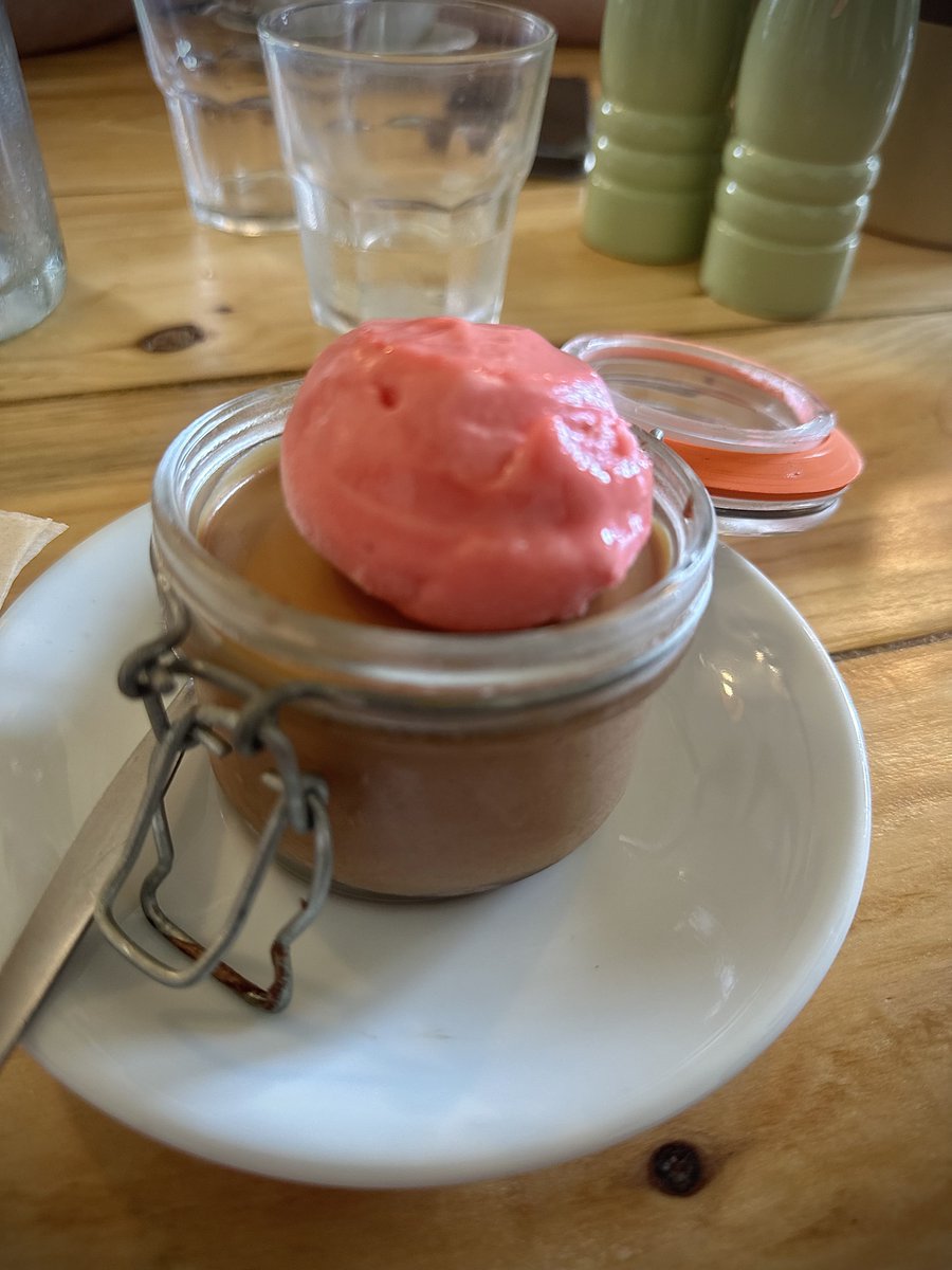 3violetMistyblu's tweet photo. Nice lunch out
with the progeny
Little nut roast
Salted caramel chocolate mousse and raspberry sorbet 😈
followed by my first ever chai latte 😋
#makerheights #thecanteen https://t.co/UPIXPbyWZw