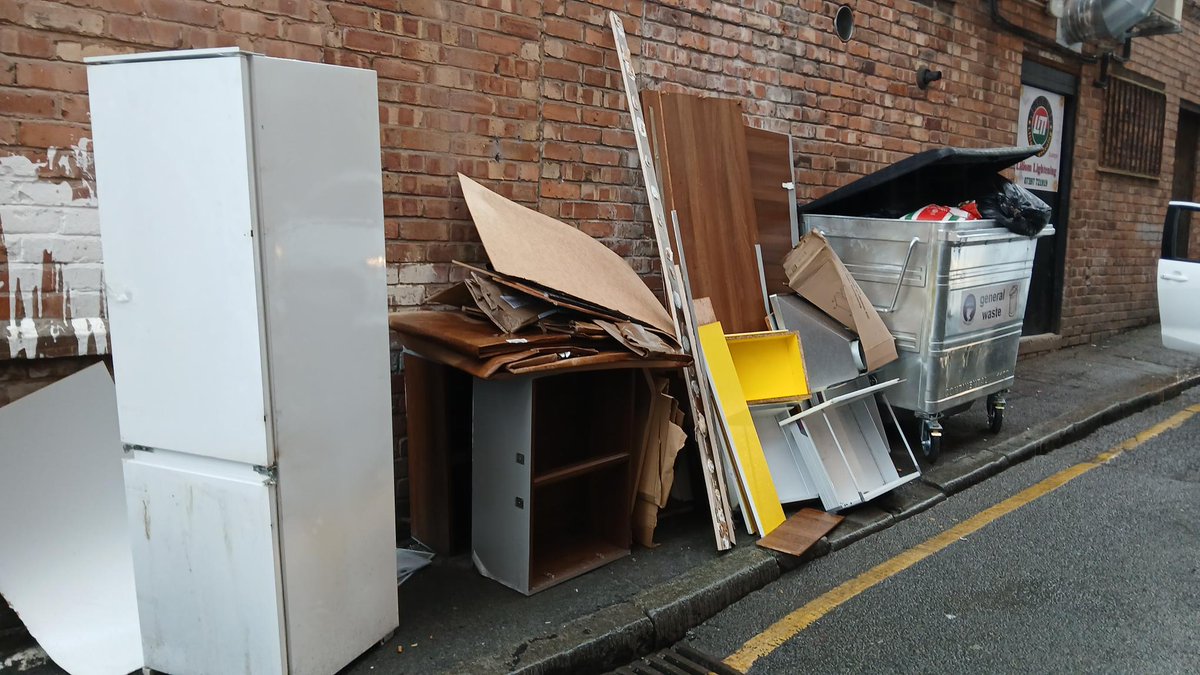 ⚠️ CAUGHT ⚠️

Our environmental enforcement team managed to track down the fly-tipper who thought they could leave their items out on Back Bridport Street 🔎

The person was issued a FPN and the items taken to a waste disposal site 🗑️

#KeepLiverpoolTidy