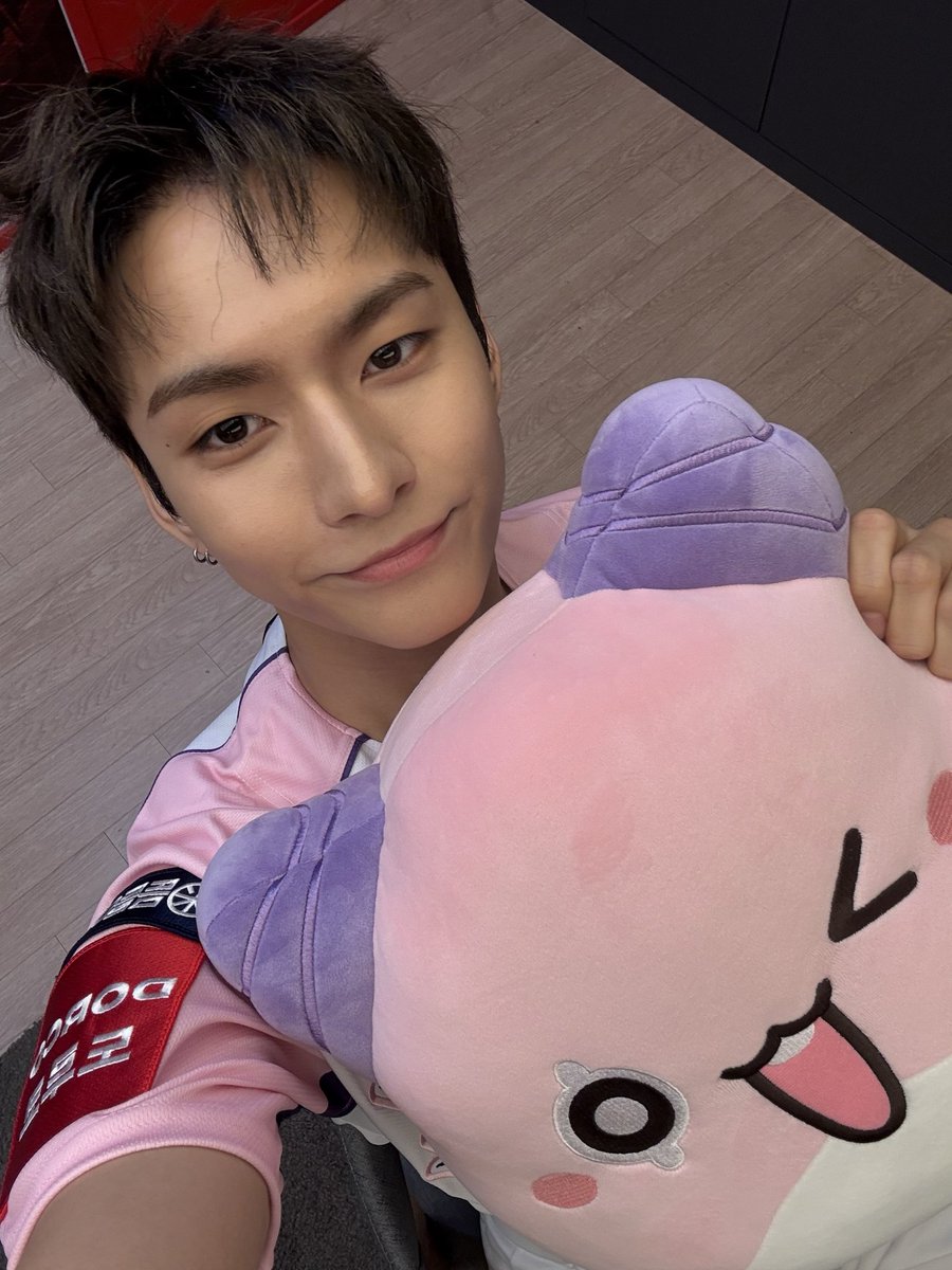 odewishes's tweet photo. today, ode and gunil did the ceremonial first pitch and first swing for kt wiz 💜🩵
glad that they finished it safely ✨️✨️

#odeoftheday #385 https://t.co/wOYJFw7ocz