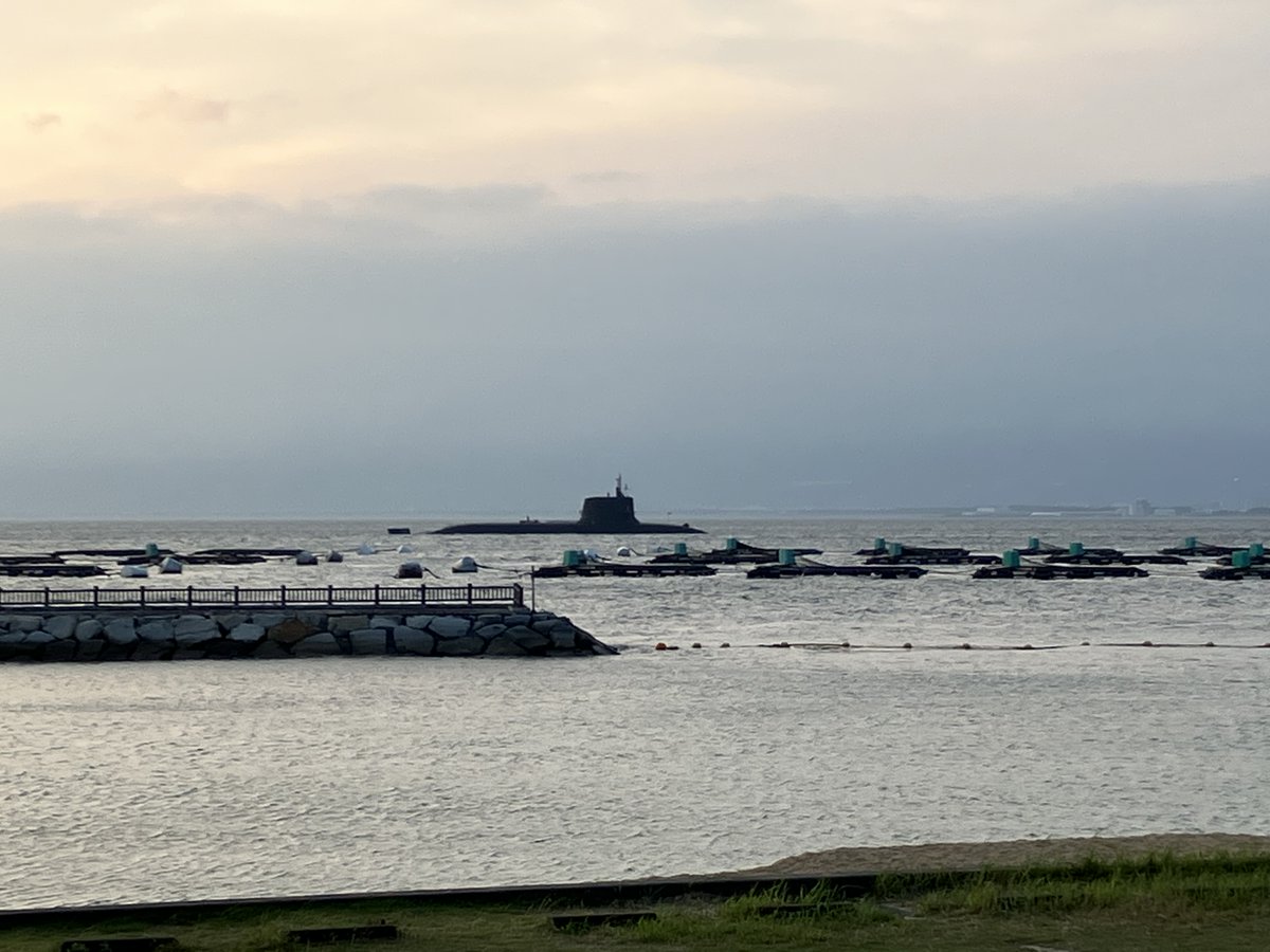 三島湧水探検隊2025〜その6
暑いので海で泳いでました。帰宅途中、イケスに混じって潜水艦の幻覚がって、ホンモノ？

海上自衛隊の「じんげい」。見学会があるとのことです。