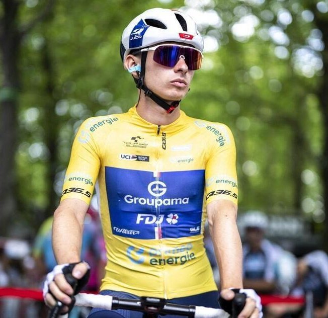 LeCyclismeFR's tweet photo. Héros 👏🥹❤️‍🩹
#TourdeSuisse https://t.co/km5qqKj0jB