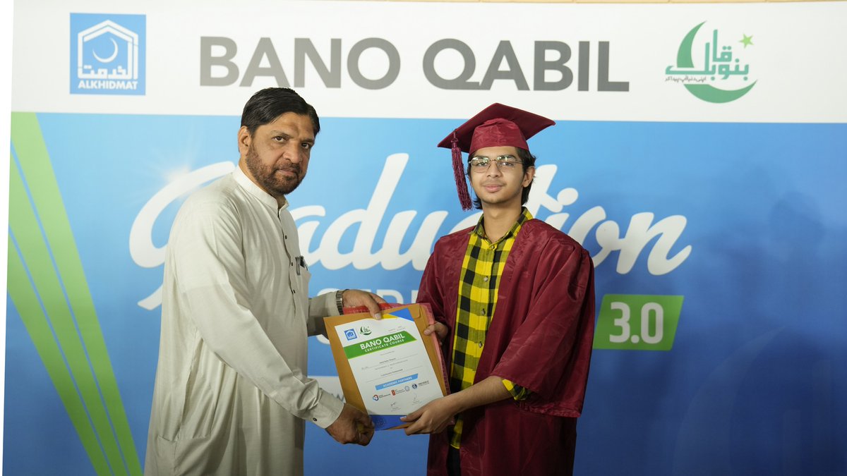 alkhidmatKHI's tweet image. یکسپو سینٹر کراچی میں بنو قابل کی تقسیمِ اسناد کی تقریب کا دوسرا روز، طلبہ کا جوش و خروش دیدنی!
راشد قریشی و معزز مہمانوں نے حوصلہ افزائی اور نیک تمناؤں کے ساتھ اسناد تقسیم کیں۔
#BanoQabil #GraduationDay #ITGraduates #YouthEmpowerment #ExpoCenter #RisingTalent #SkillsForFuture