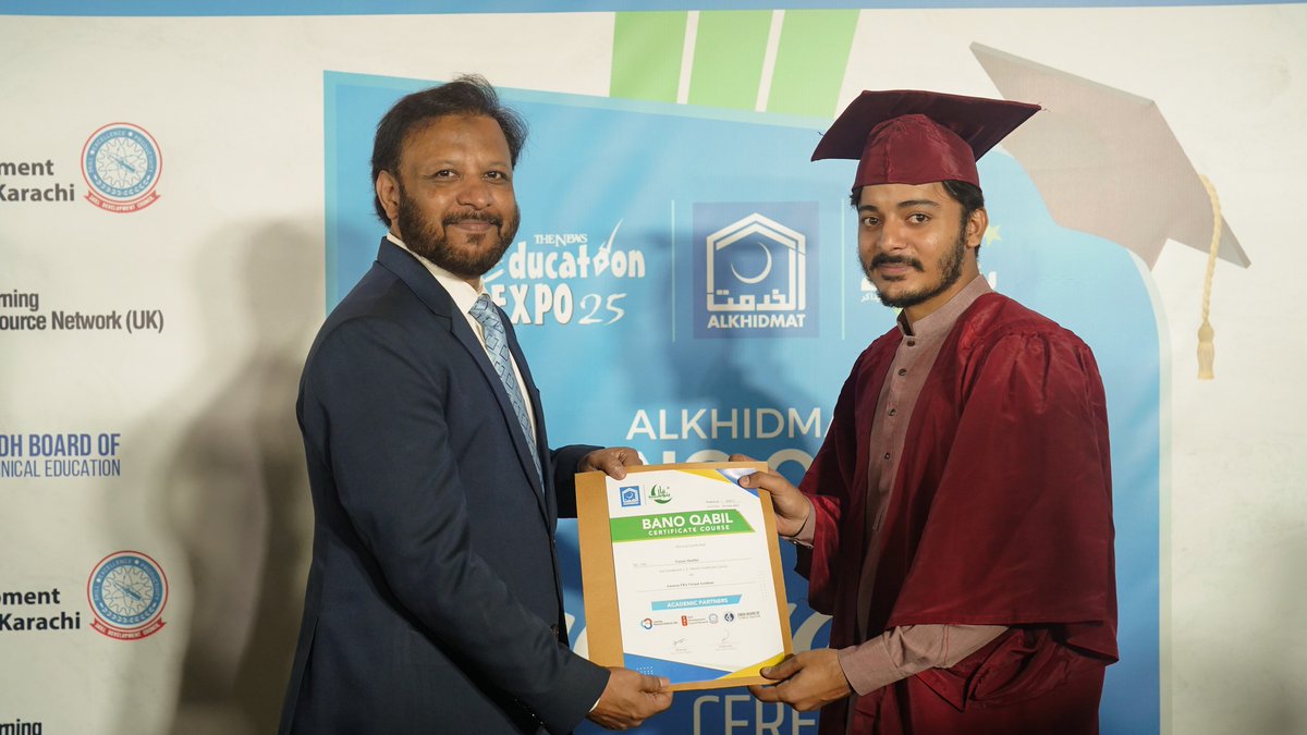 alkhidmatKHI's tweet image. یکسپو سینٹر کراچی میں بنو قابل کی تقسیمِ اسناد کی تقریب کا دوسرا روز، طلبہ کا جوش و خروش دیدنی!
راشد قریشی و معزز مہمانوں نے حوصلہ افزائی اور نیک تمناؤں کے ساتھ اسناد تقسیم کیں۔
#BanoQabil #GraduationDay #ITGraduates #YouthEmpowerment #ExpoCenter #RisingTalent #SkillsForFuture