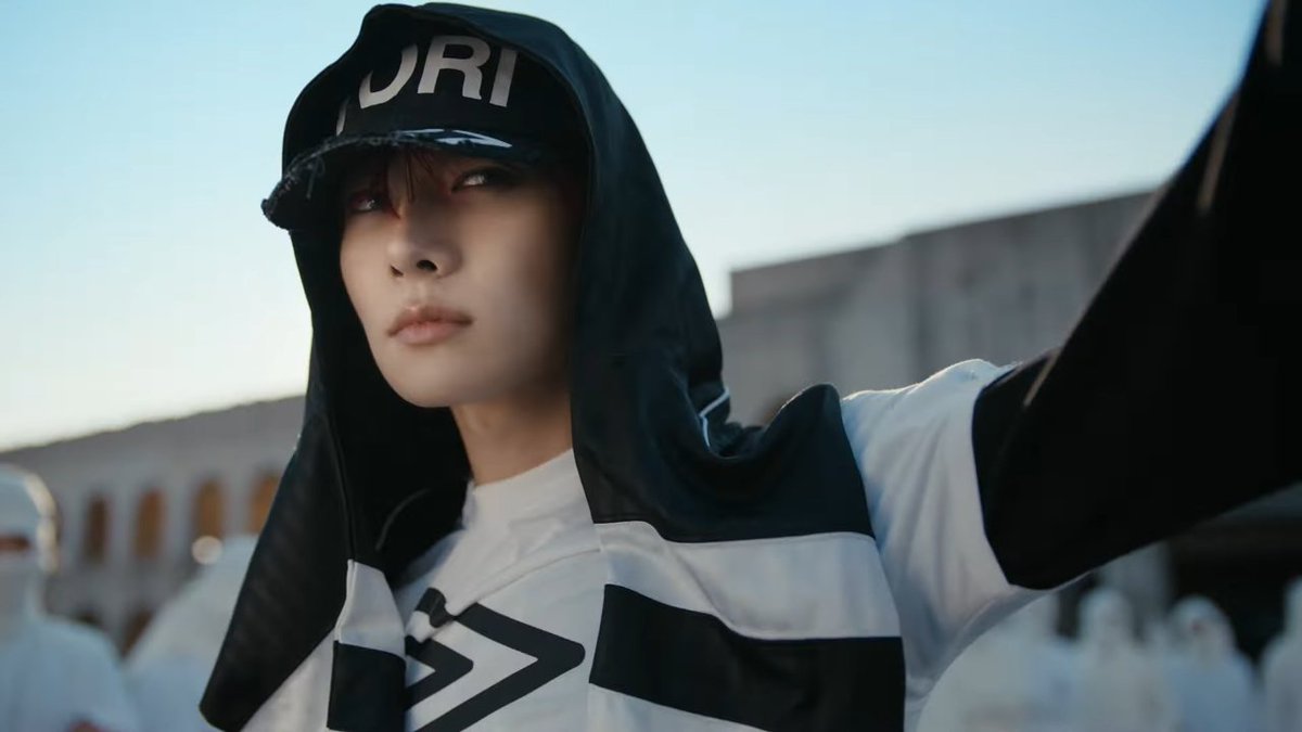 PR0DHEE's tweet image. HEESEUNG — OUTSIDE ☆