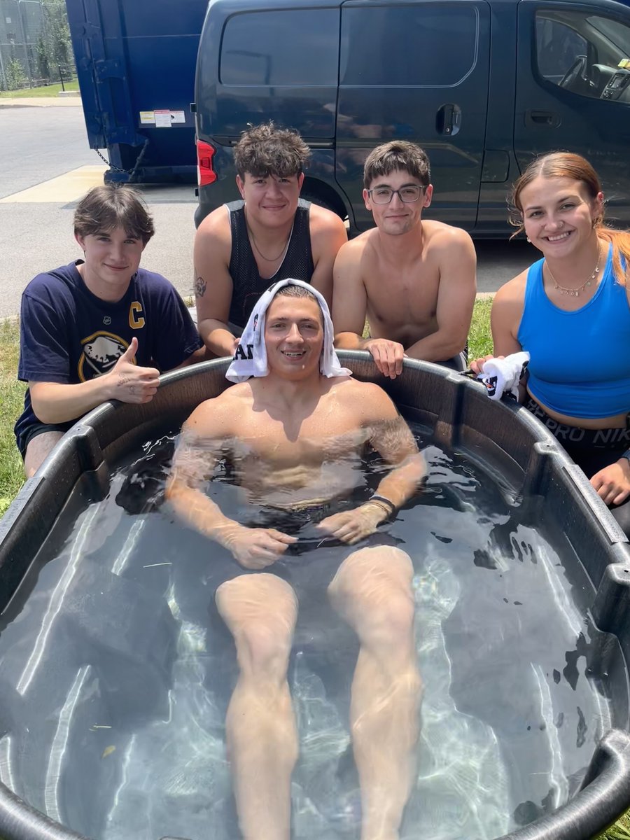 Buffalo_AT's tweet image. Last week, Dr. Pryor @UB_HEAT_Lab taught on environmental emergencies. Students were able to practice cold water immersion, polar pod and TACO methods for cooling. Perfect timing with the heat wave heading towards Buffalo! #UBuffalo #UBSPHHP #HeatLab