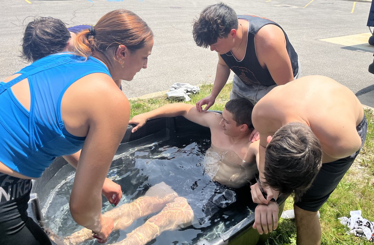 Buffalo_AT's tweet image. Last week, Dr. Pryor @UB_HEAT_Lab taught on environmental emergencies. Students were able to practice cold water immersion, polar pod and TACO methods for cooling. Perfect timing with the heat wave heading towards Buffalo! #UBuffalo #UBSPHHP #HeatLab